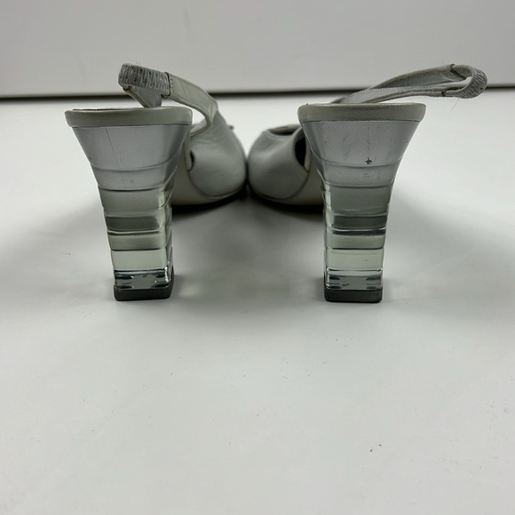 Vintage Charles Jourdan Paris Women's Silver Slingback with Lucite Heels - Picture 4 of 12